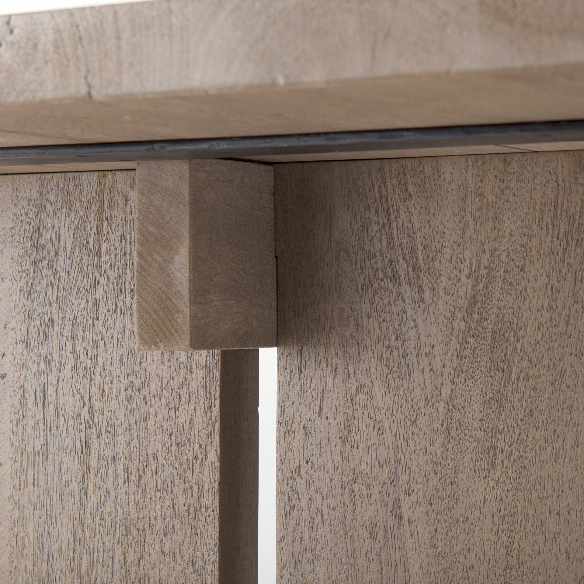 Table de salle à manger contemporaine en bois et métal avec piètement élégant