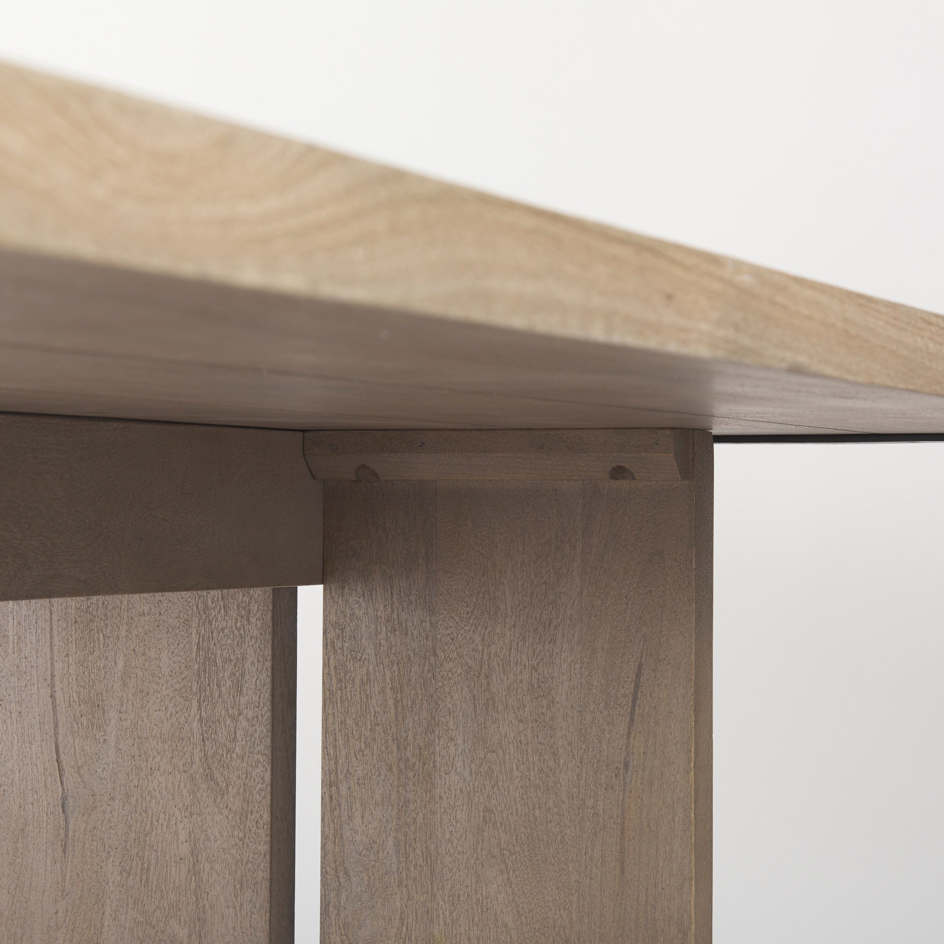 Table de salle à manger contemporaine en bois et métal avec piètement élégant