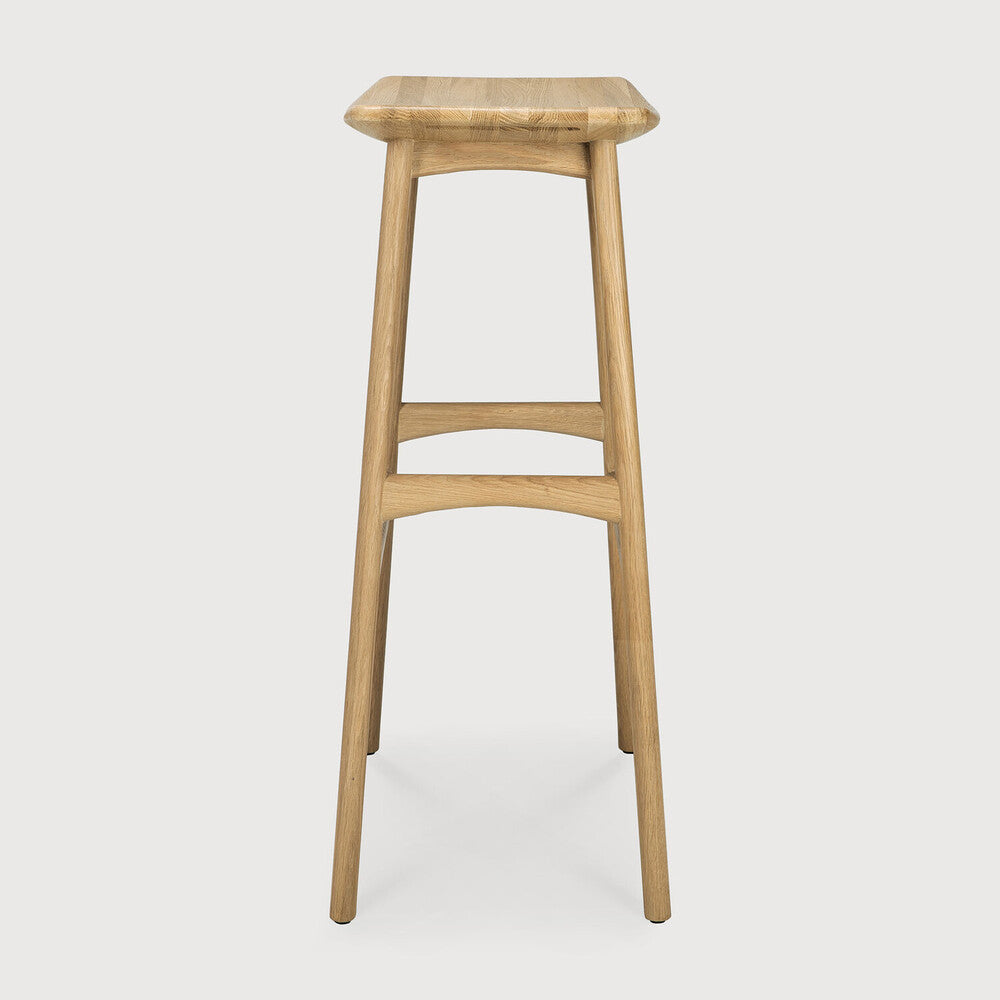 Tabouret sans dossier en bois de chêne scandinave avec finition vernie pour salle à manger