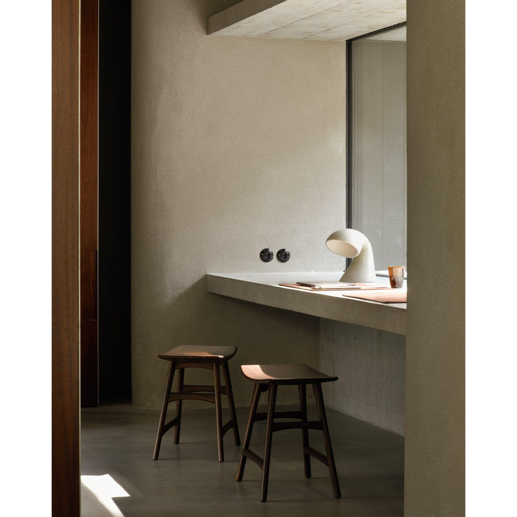 Tabouret sans dossier en bois de chêne scandinave avec finition vernie pour salle à manger