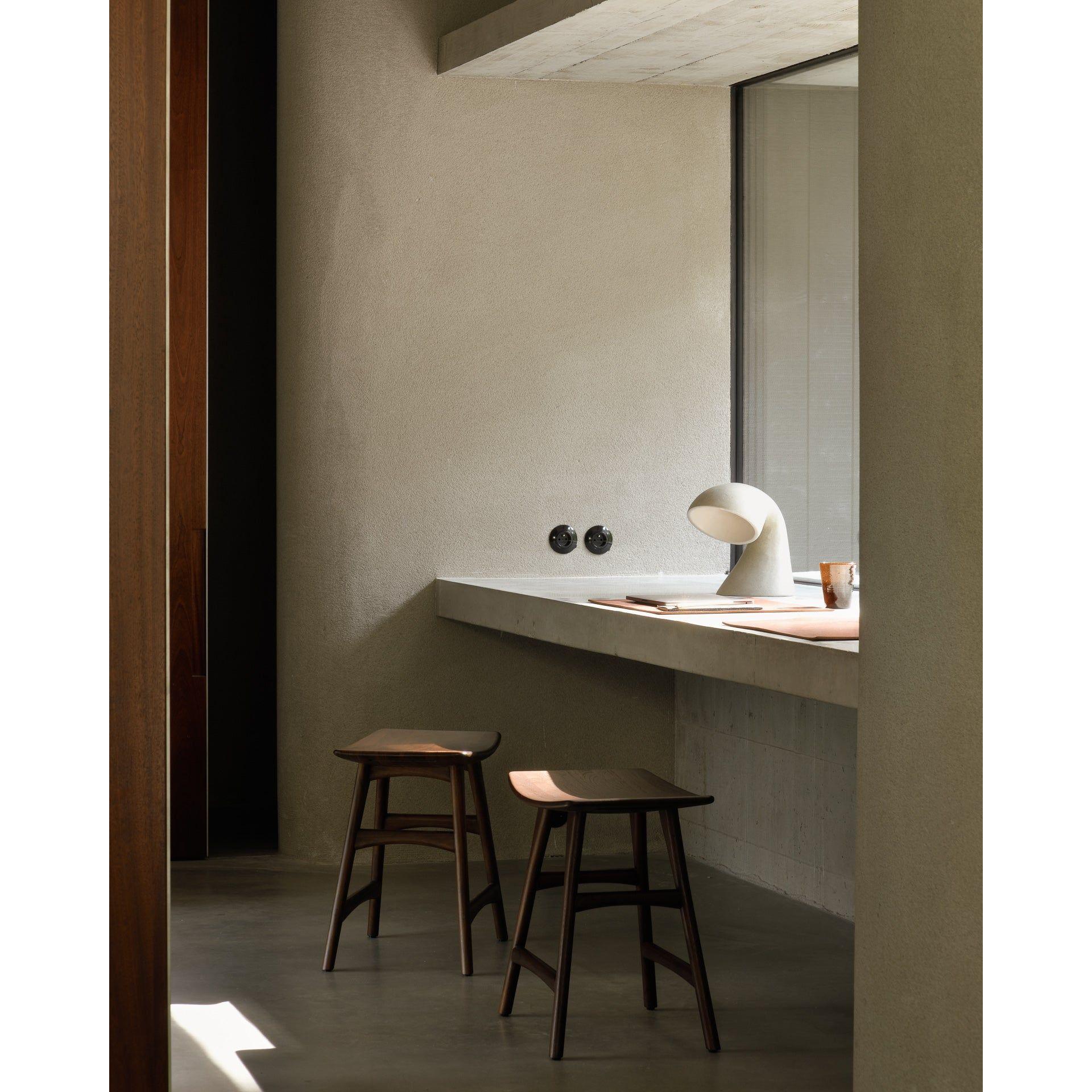 Tabouret sans dossier en bois de chêne scandinave avec finition vernie pour salle à manger
