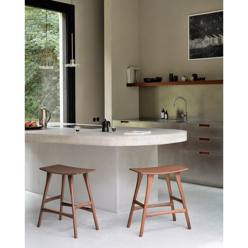 Tabouret sans dossier en bois de chêne scandinave avec finition vernie pour salle à manger