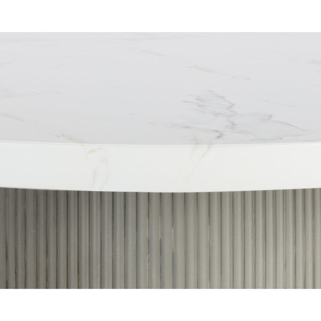 Table de salle à manger contemporaine aspect marbre gris clair avec piètement en métal pour salle à manger