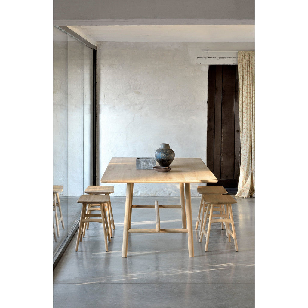 Tabouret sans dossier en bois de chêne scandinave avec finition vernie pour salle à manger