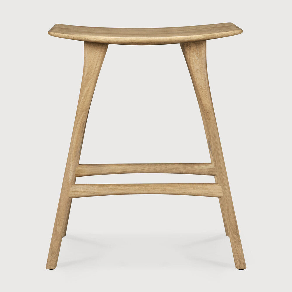 Tabouret sans dossier en bois de chêne scandinave avec finition vernie pour salle à manger