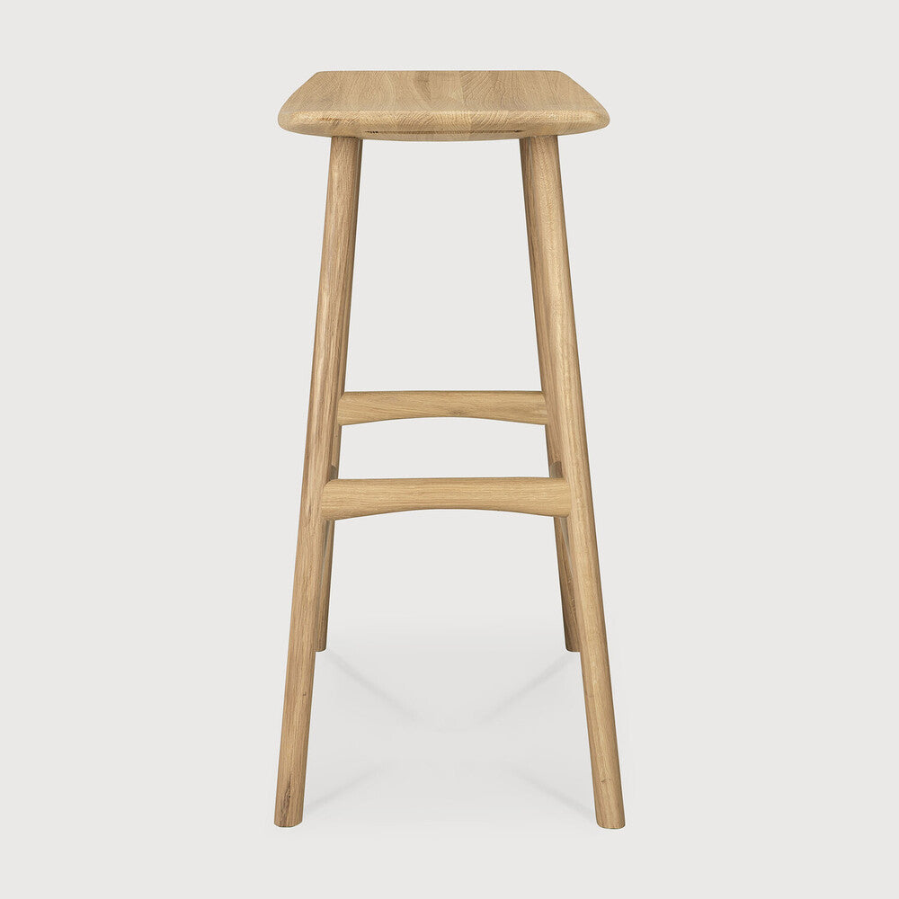Tabouret sans dossier en bois de chêne scandinave avec finition vernie pour salle à manger