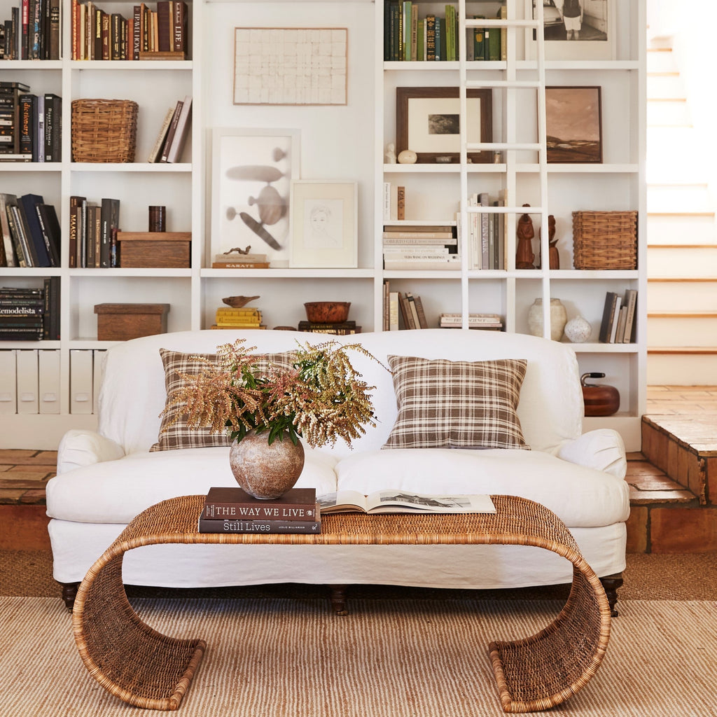 Table basse en osier et bois de style côtier avec étagère ouverte pour salon