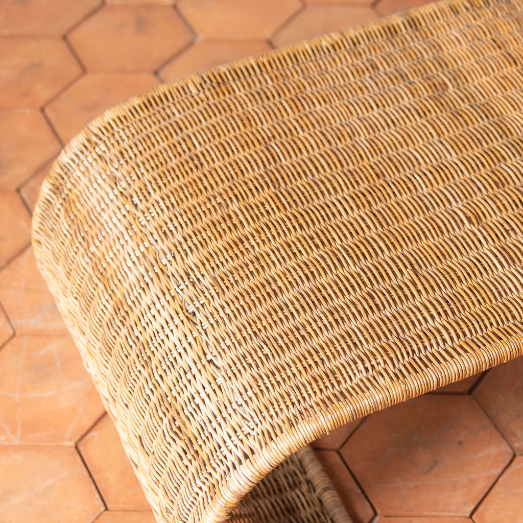Table basse en osier et bois de style côtier avec étagère ouverte pour salon