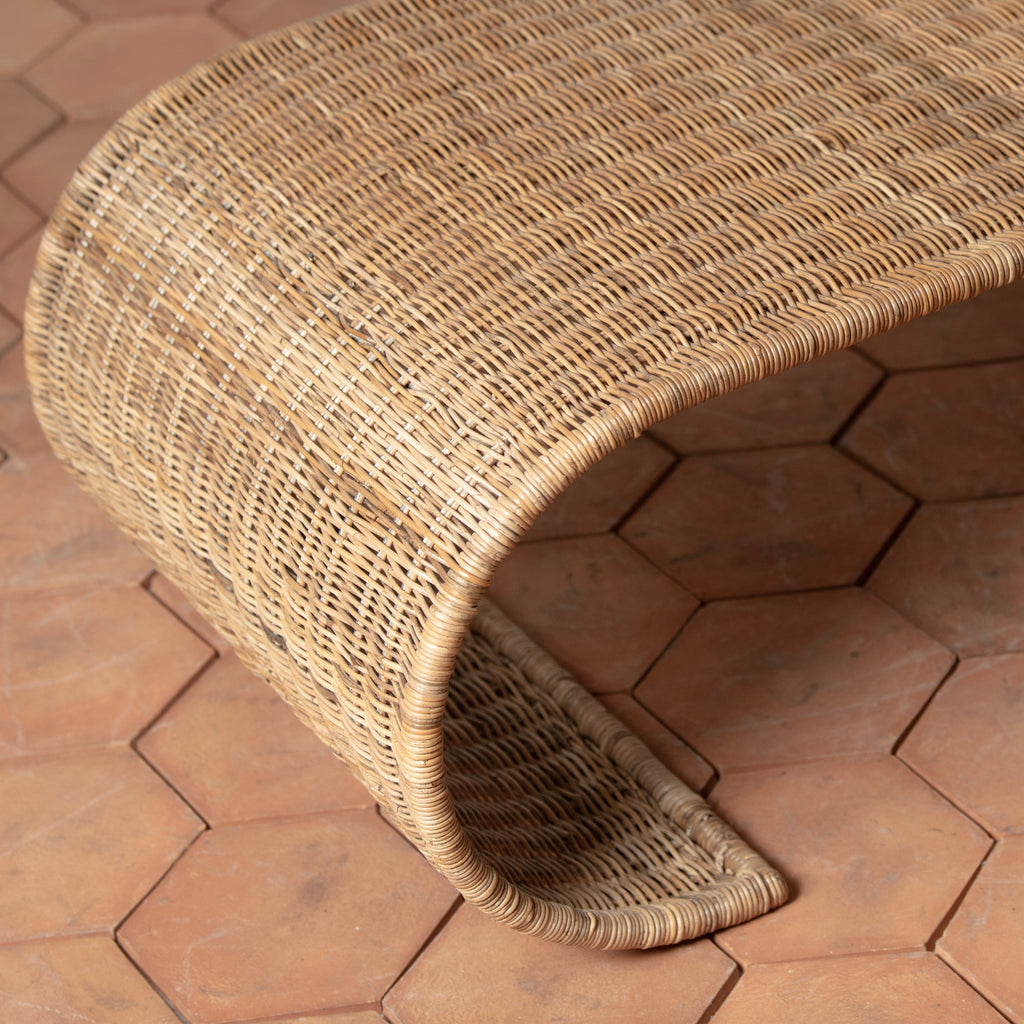 Table basse en osier et bois de style côtier avec étagère ouverte pour salon