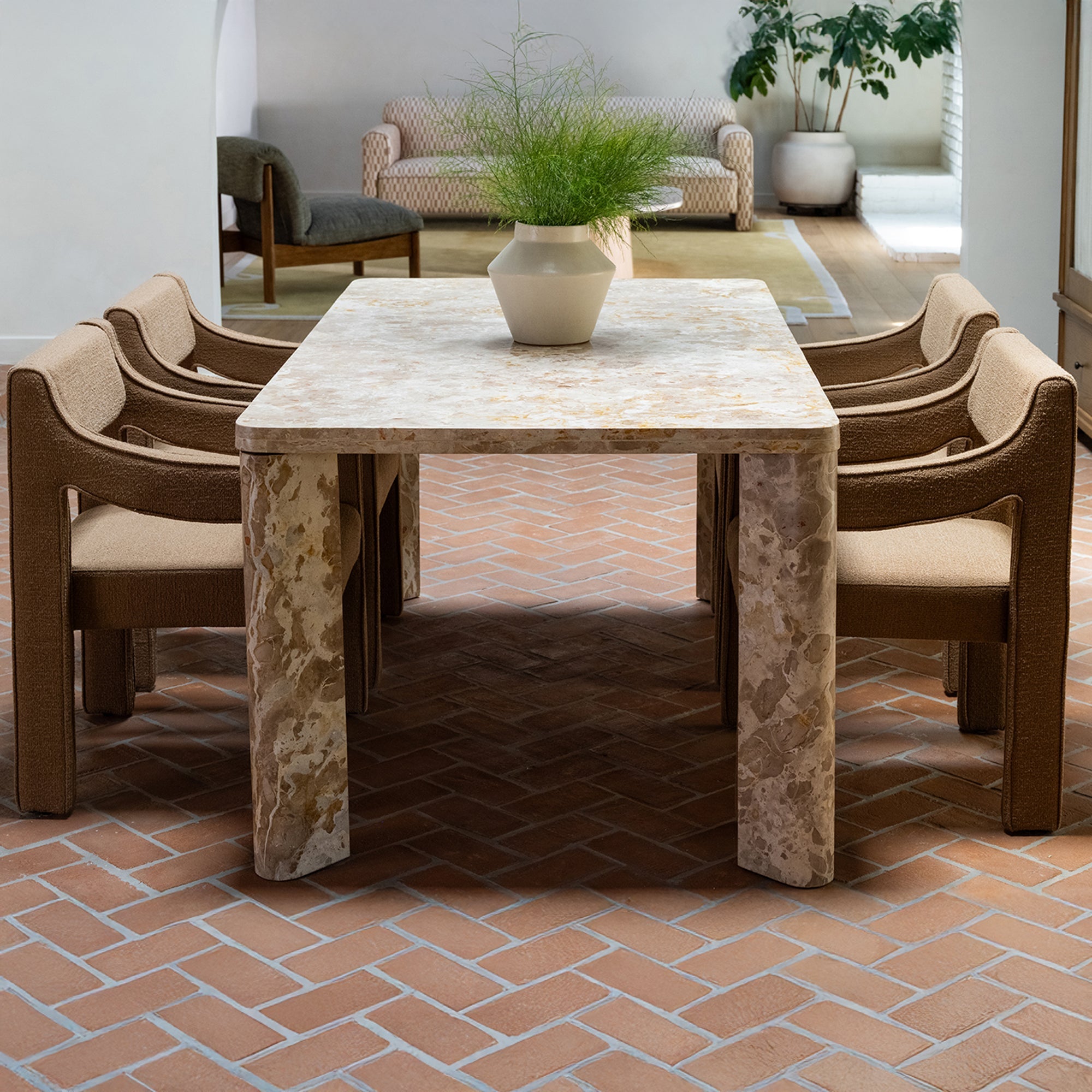Table de salle à manger contemporaine en bois et métal avec piètement segmenté
