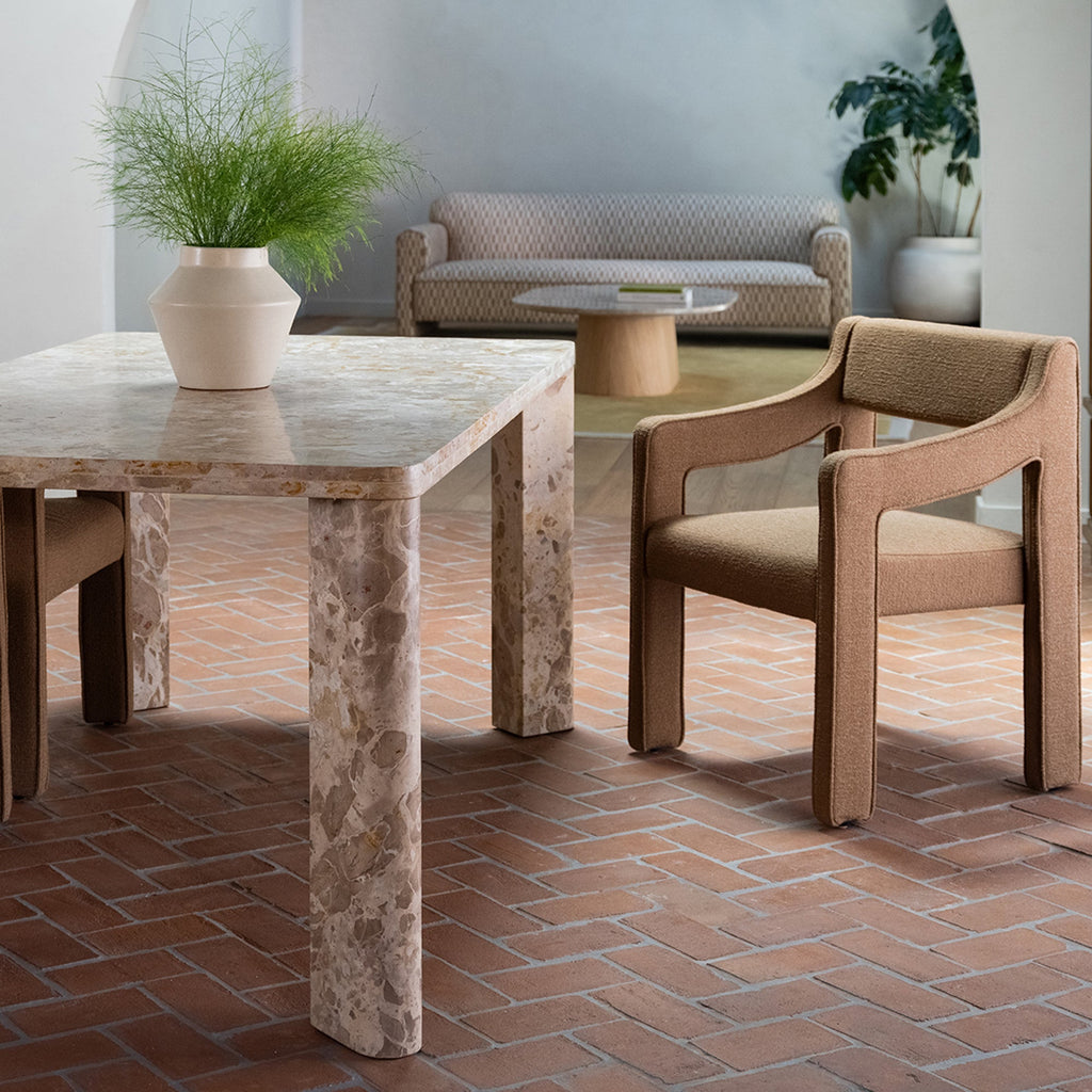 Table de salle à manger contemporaine en bois et métal avec piètement segmenté