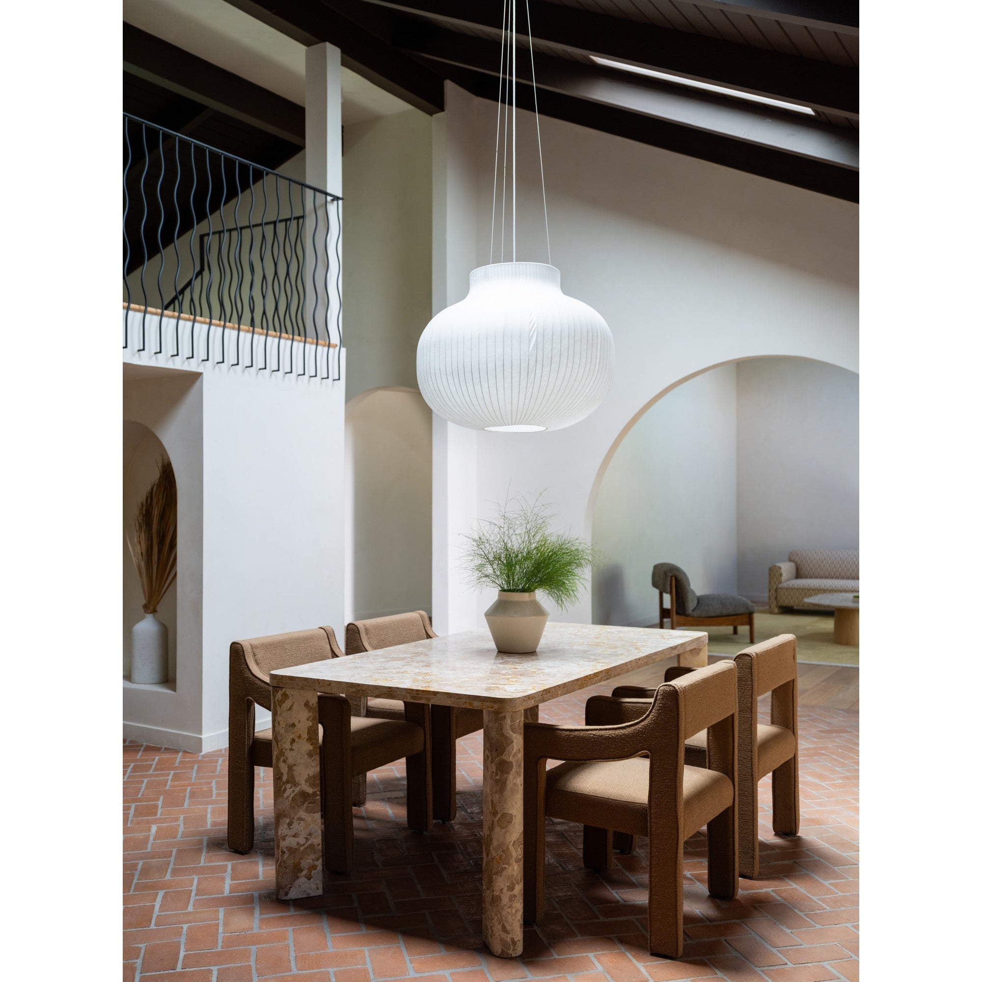 Table de salle à manger contemporaine en bois et métal avec piètement segmenté