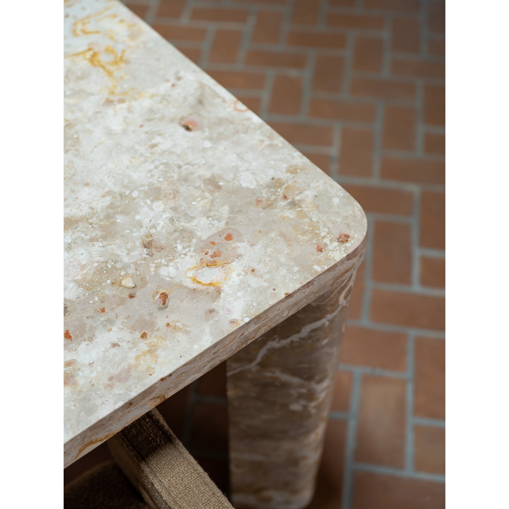 Table de salle à manger contemporaine en bois et métal avec piètement segmenté