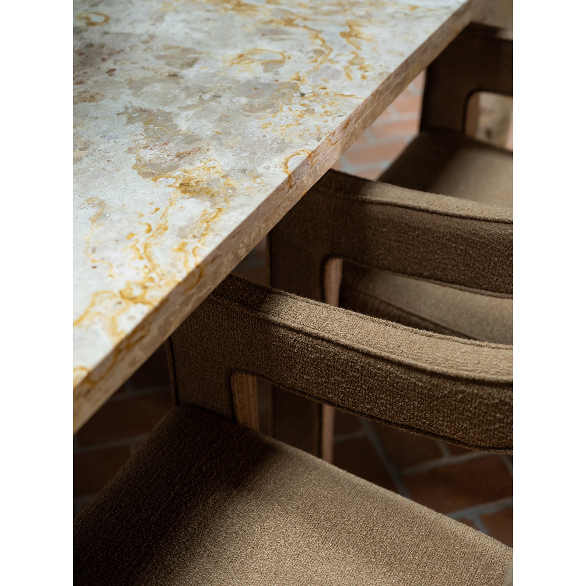 Table de salle à manger contemporaine en bois et métal avec piètement segmenté