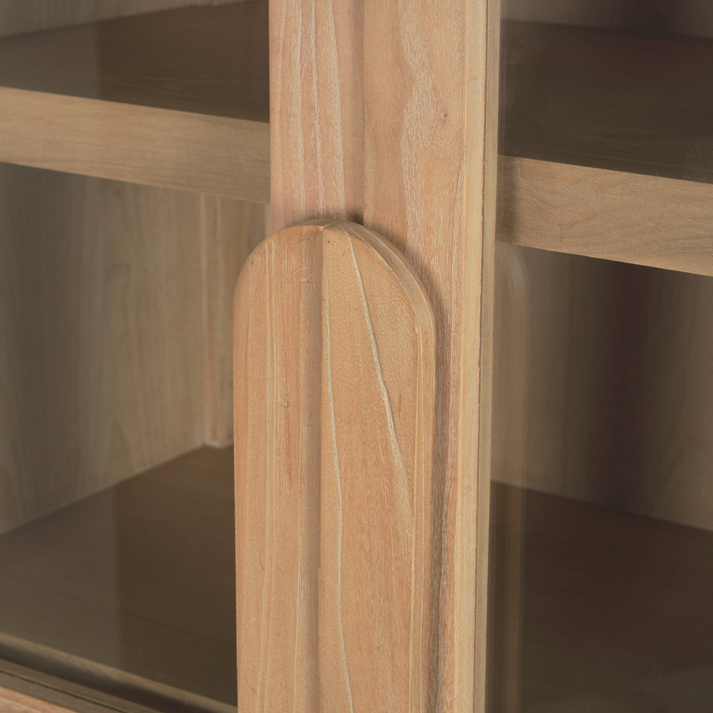 Meuble vitrine arqué en bois naturel et verre avec étagère de présentation pour le salon