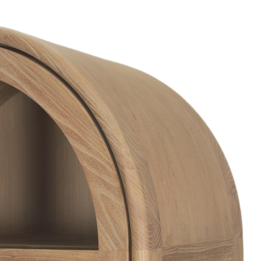 Meuble vitrine arqué en bois naturel et verre avec étagère de présentation pour le salon