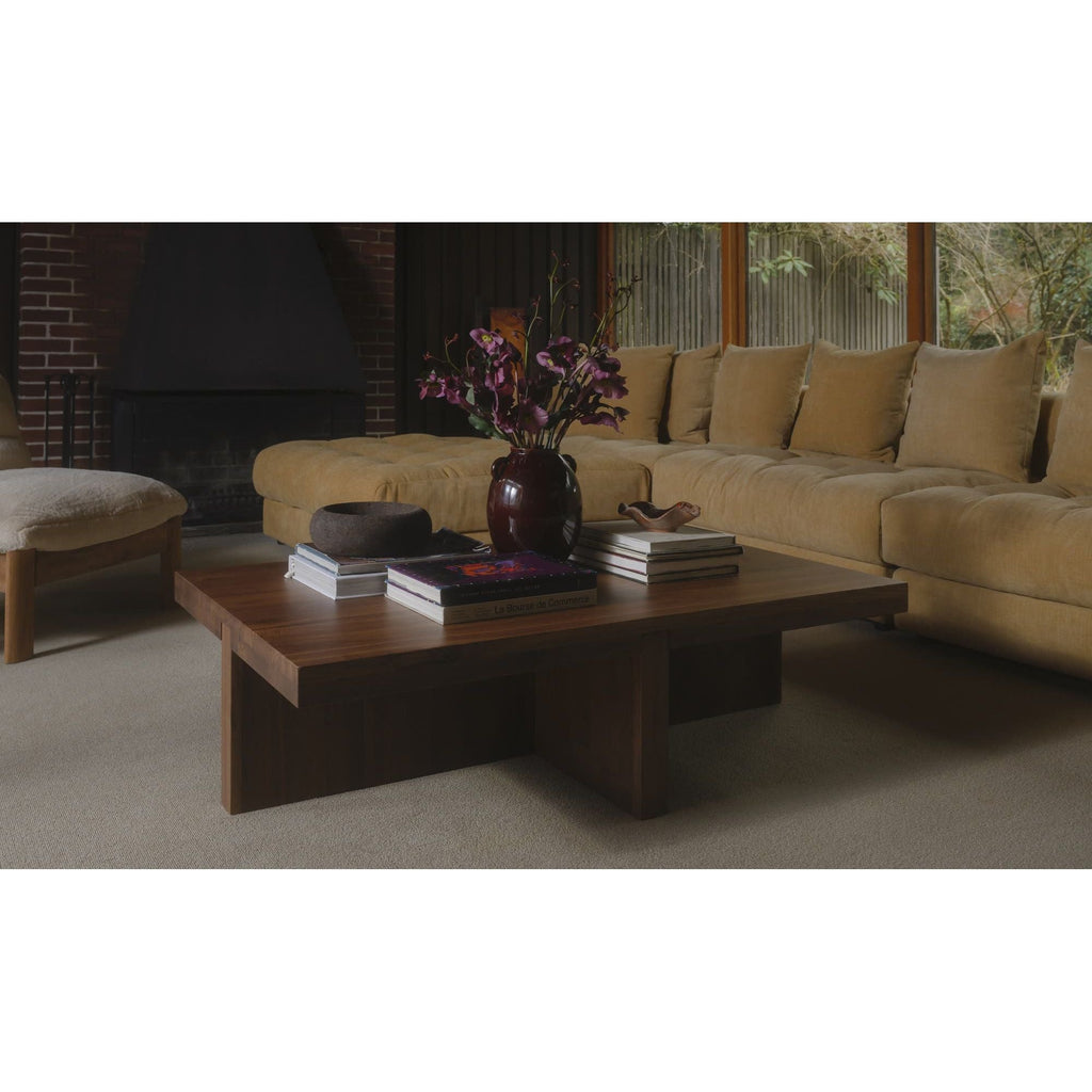Table basse scandinave en bois massif avec cadre minimaliste pour salon