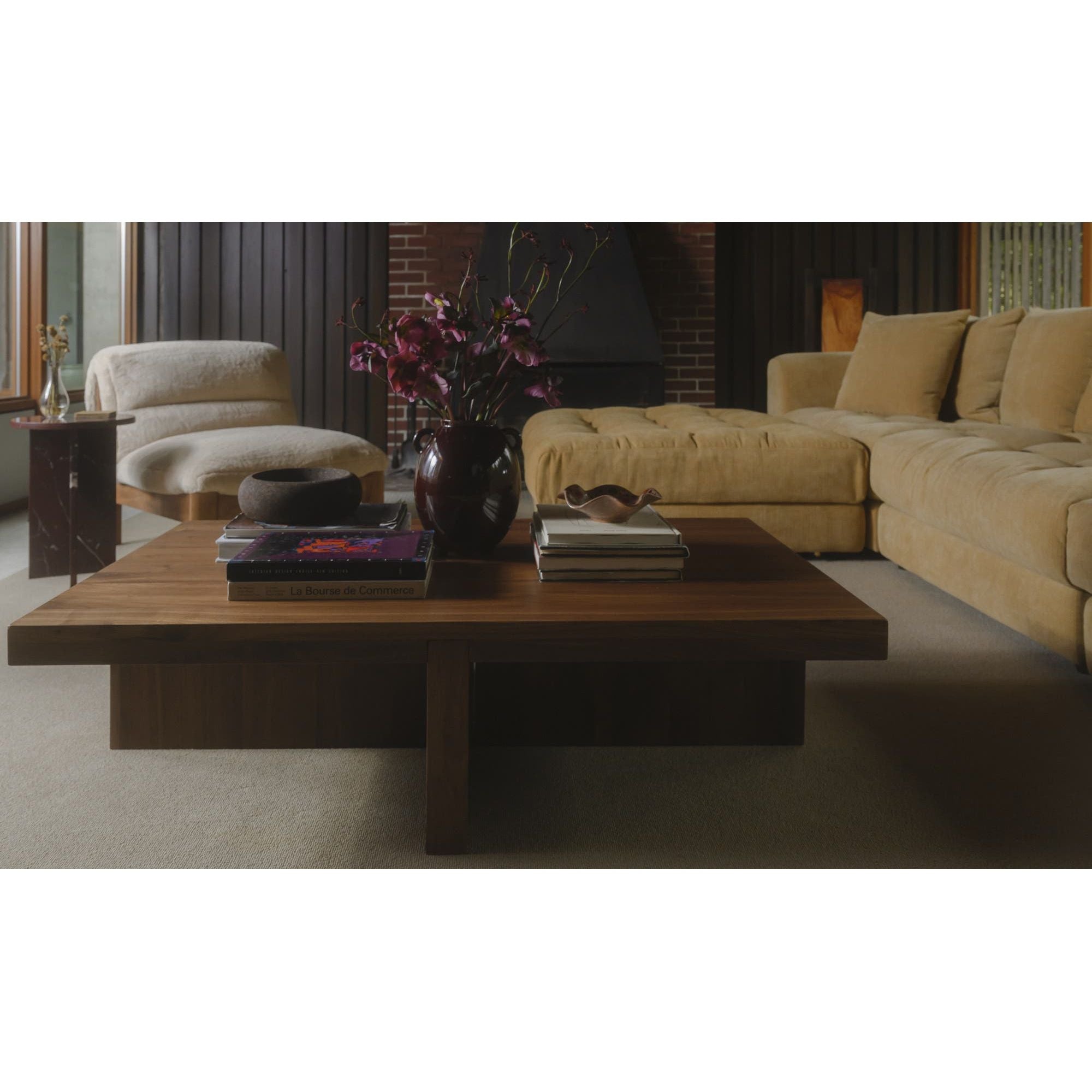 Table basse scandinave en bois massif avec cadre minimaliste pour salon