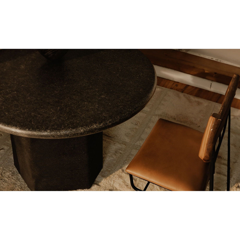 Table à manger contemporaine en bois avec piètement à assemblages sur mesure pour salle à manger