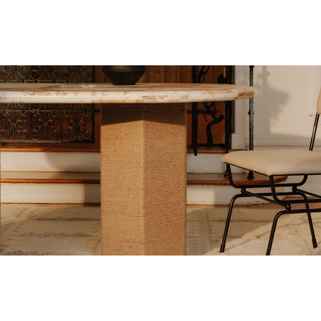 Table à manger contemporaine en bois avec piètement à assemblages sur mesure pour salle à manger