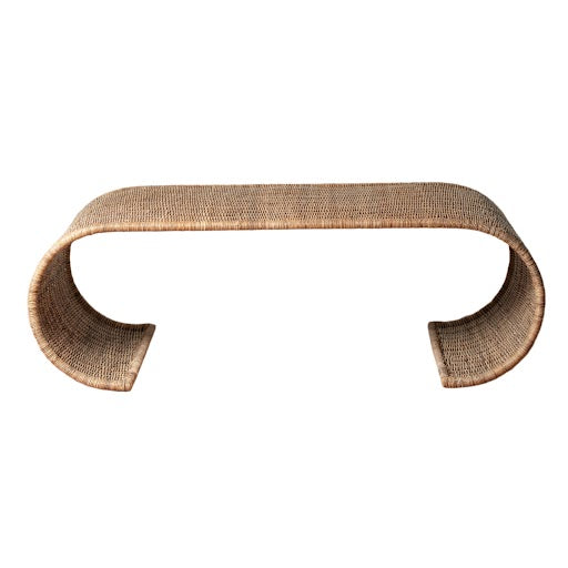 Table basse en osier et bois de style côtier avec étagère ouverte pour salon