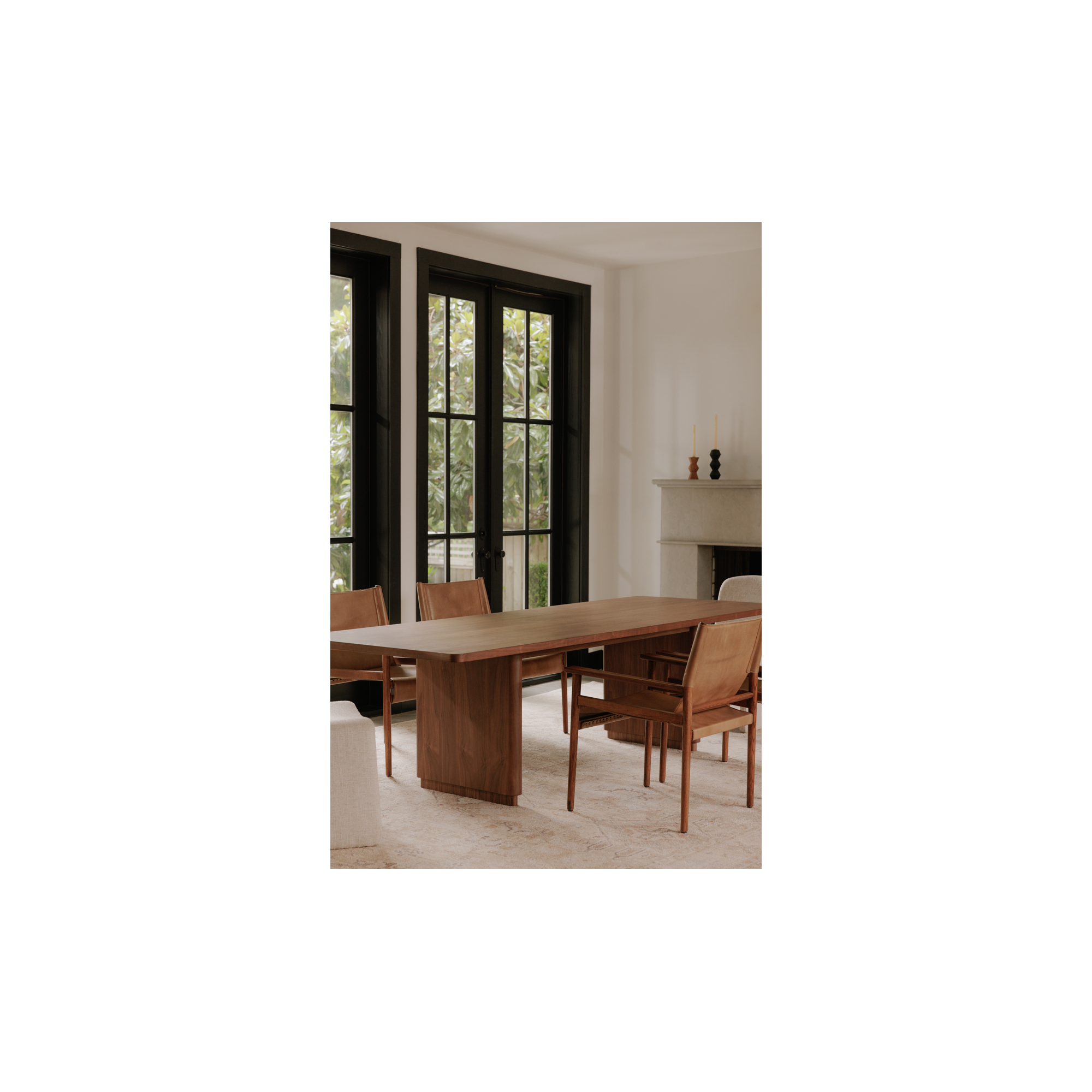 Table à manger ronde moderne en bois avec piètement à pieds inclinés pour salle à manger